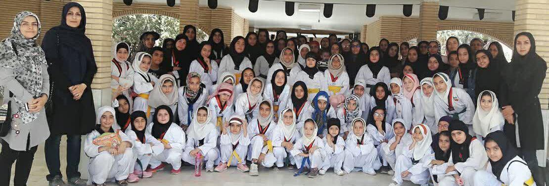 تکواندوکاران دختر کاشان در بازدید از آسایشگاه سالمندان